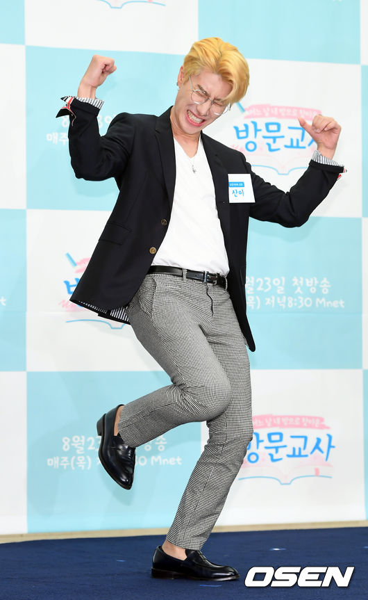 21일 오후 서울 마포구 상암동 스탠포드호텔 그랜드볼룸서 진행된 Mnet 새 예능 프로그램 '방문교사' 제작발표회에서 산이가 포토타임을 갖고 있다. / rumi@osen.co.kr