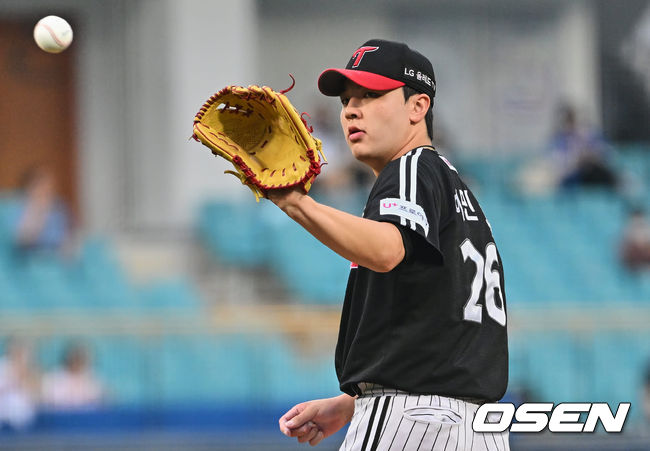 LG 트윈스 선발투수 이민호가 공을 받고 있다. 2022.07.06 / foto0307@osen.co.kr