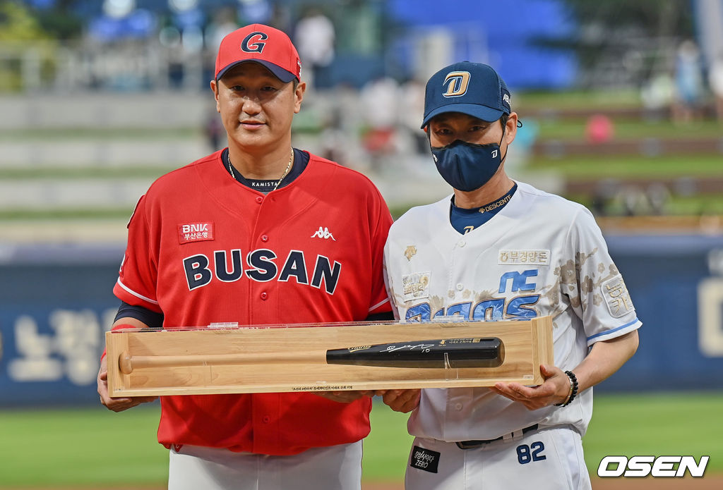 23일 창원 NC파크에서 ‘2022 신한은행 SOL KBO리그’ NC 다이노스와 롯데 자이언츠의 경기가 열렸다. 롯데 자이언츠 이대호가 은퇴투어 행사에서 NC 다이노스 강인권 감독 대행에게 사인 배트를 선물하고 있다. 2022.08.23 / foto0307@osen.co.kr