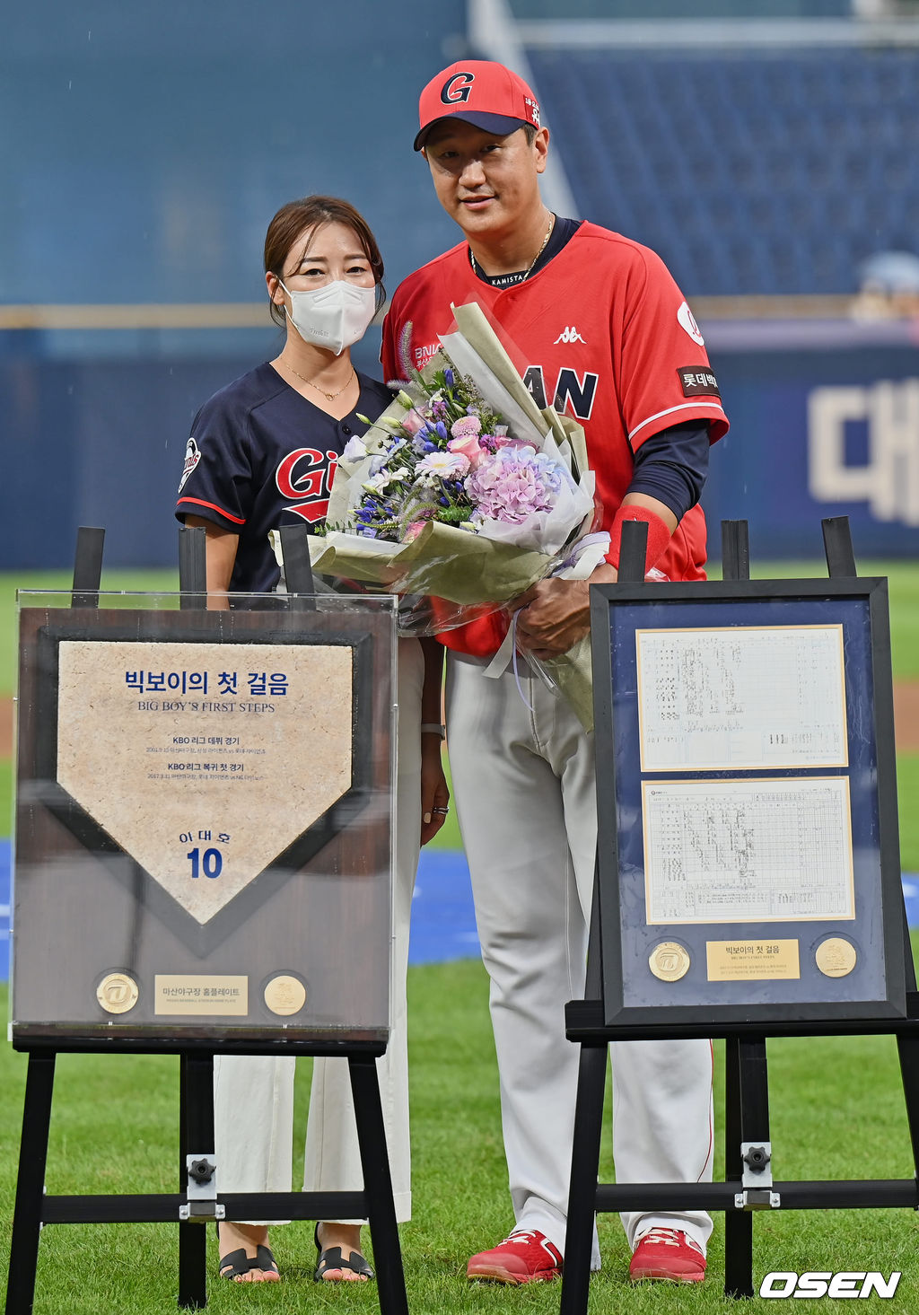 23일 창원 NC파크에서 ‘2022 신한은행 SOL KBO리그’ NC 다이노스와 롯데 자이언츠의 경기가 열렸다. 롯데 자이언츠 이대호가 은퇴투어 행사를 마치고 부인과 기념촬영을 하고 있다. 2022.08.23 / foto0307@osen.co.kr