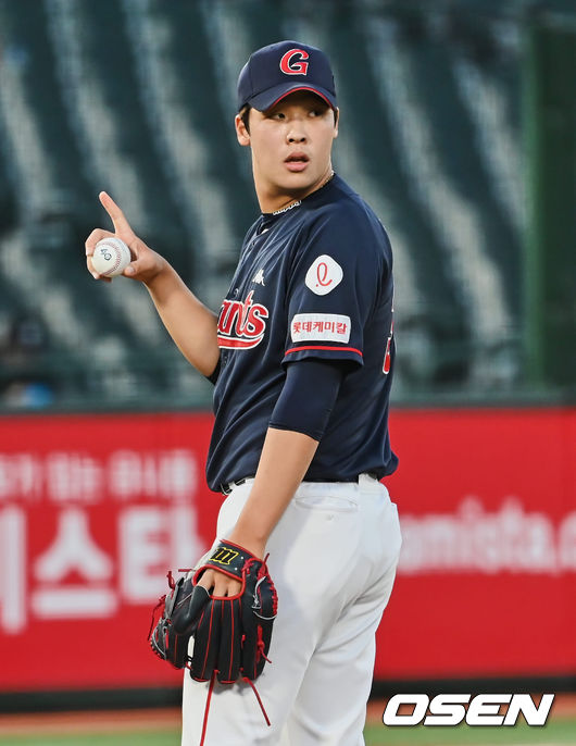 롯데 자이언츠 이민석이 1루를 보며 사인을 보내고 있다. 2022.08.21 / foto0307@osen.co.kr