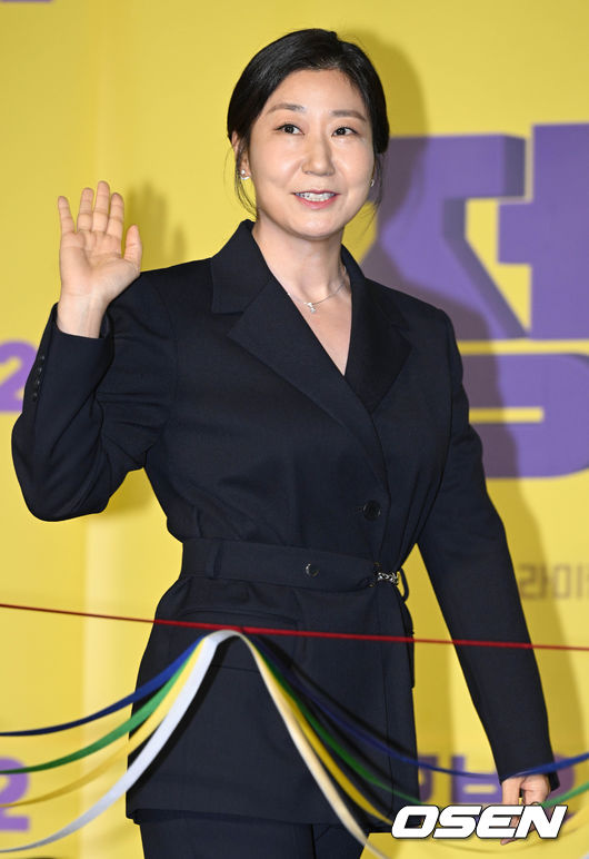 24일 오전 서울 광진구 롯데시네마 건대입구에서 영화 '정직한 후보2(‘감독 장유정) 제작보고회가 열렸다.  '정직한 후보2'는 화려한 복귀의 기회를 잡은 전 국회의원 주상숙(라미란 분)과 그의 비서 박희철(김무열 분)이 '진실의 주둥이'를 쌍으로 얻게 되며 더 큰 혼돈의 카오스로 빠져드는 웃음 대폭발 코미디. 오는 9월 28일 개봉한다.  배우 라미란이 인사를 하고 있다. 2022.08.24 /cej@osen.co.kr