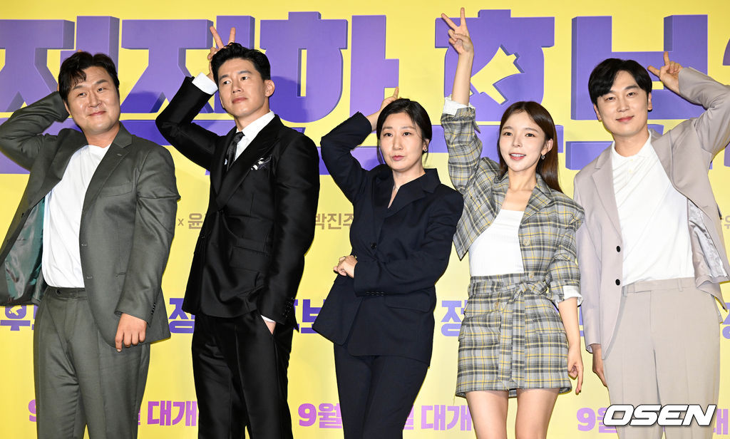 24일 오전 서울 광진구 롯데시네마 건대입구에서 영화 '정직한 후보2(감독 장유정)’ 제작보고회가 열렸다.  '정직한 후보2'는 화려한 복귀의 기회를 잡은 전 국회의원 주상숙(라미란 분)과 그의 비서 박희철(김무열 분)이 '진실의 주둥이'를 쌍으로 얻게 되며 더 큰 혼돈의 카오스로 빠져드는 웃음 대폭발 코미디. 오는 9월 28일 개봉한다.  배우 윤경호, 김무열, 라미란, 박진주, 서현우, 감독 장유정이 포즈를 취하고 있다. 2022.08.24 /cej@osen.co.kr