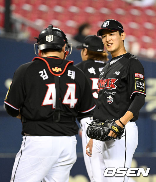 8회말 수비를 마친 KT 고영표가 김준태와 이야기를 나누며 더그아웃으로 향하고 있다. 2022.08.24 /jpnews@osen.co.kr