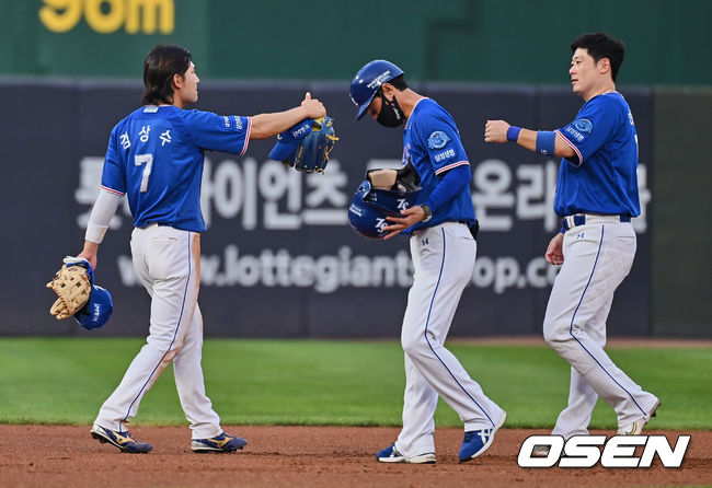 삼성 라이온즈 이원석이 1회초 2사 만루 2타점 적시타를 치고 이닝 교체때 김상수의 엄지척 축하를 받고 있다. 2022.08.25 / foto0307@osen.co.kr