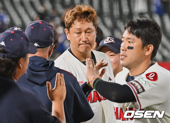 롯데 자이언츠 이대호가 삼성 라이온즈에 8-3으로 승리한 후 하이파이브를 하고 있다. 2022.08.26 / foto0307@osen.co.kr