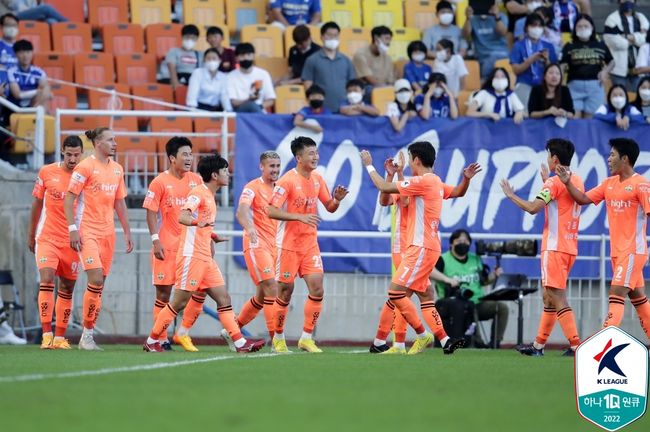 [사진] 골 넣고 기뻐하는 강원 선수단 / 한국프로축구연맹.