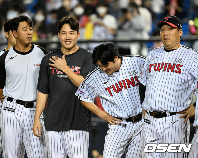 경기를 마치고 LG 임찬규를 비롯한 선수들이 승리를 기뻐하고 있다. 2022.08.27 /jpnews@osen.co.kr