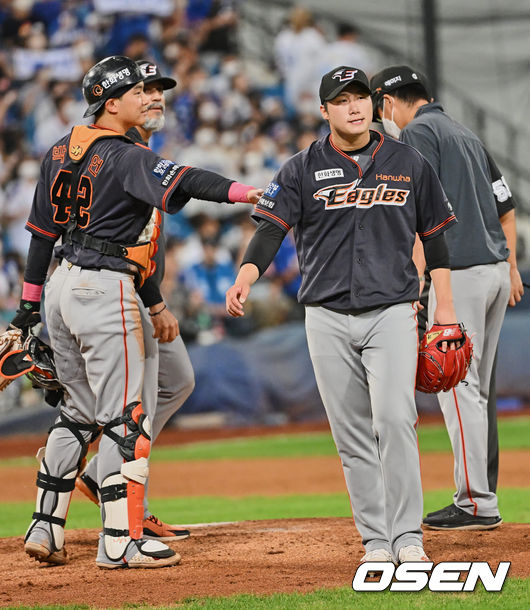 한화 이글스 남지민이 5회말 1사 만루 삼성 라이온즈 김재성에게 1타점 적시타를 맞고 교체되고 있다. 2022.08.27 / foto0307@osen.co.kr