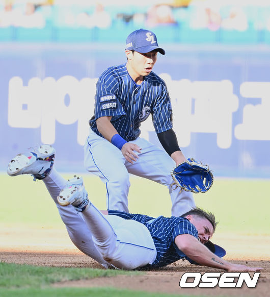 삼성 라이온즈 선발투수 뷰캐넌이 1회초 한화 이글스 김인환의 투수앞 땅볼을 잡아 1루에 몸을 날려 던지고 있다. 2022.08.28 / foto0307@osen.co.kr