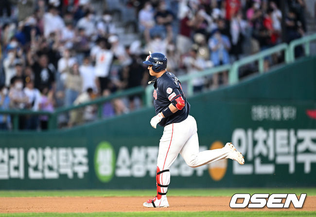 28일 오후 인천 SSG 랜더스필드에서 2022 신한은행 SOL KBO 리그 SSG 랜더스와 롯데 자이언츠의 경기가 열렸다.7회초 2사 1루에서 롯데 이대호가 좌월 투런 홈런을 치고 그라운드를 돌고 있다. /2022.08.28 /sunday@osen.co.kr