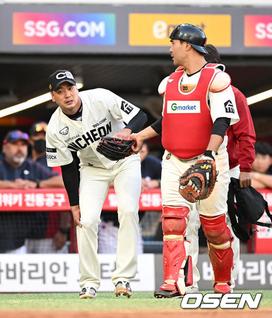 28일 오후 인천 SSG 랜더스필드에서 2022 신한은행 SOL KBO 리그 SSG 랜더스와 롯데 자이언츠의 경기가 열렸다.6회초 2사 1루에서 롯데 정보근의 안타 때 홈 송구를 처리한 SSG 김광현이 다리 통증을 호소하며 교체되고 있다. /2022.08.28 /sunday@osen.co.kr