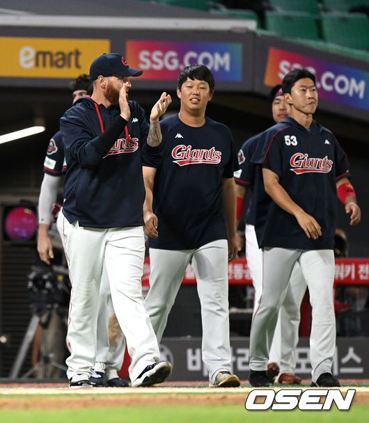 롯데 자이언츠가 은퇴 투어 중인 빅보이 이대호(40)의 역전포에 힘입어 승리를 거뒀다.롯데는 28일 인천SSG랜더스필드에서 열린 2022 신한은행 SOL KBO리그 SSG 랜더스와 시즌 14차전에서 4-2 승리를 거뒀다.경기 종료 후 롯데 스트레일리가 동료들과 승리의 기쁨을 나누고 있다. 2022.08.28 /sunday@osen.co.kr