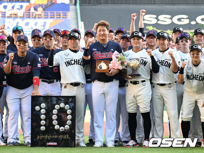 28일 오후 인천 SSG 랜더스필드에서 2022 신한은행 SOL KBO 리그 SSG 랜더스와 롯데 자이언츠의 경기가 열렸다.경기에 앞서 열린 롯데 이대호가 은퇴투어 행사에서 SSG 선수들과 기념촬영을 하고 있다. /2022.08.28 /sunday@osen.co.kr