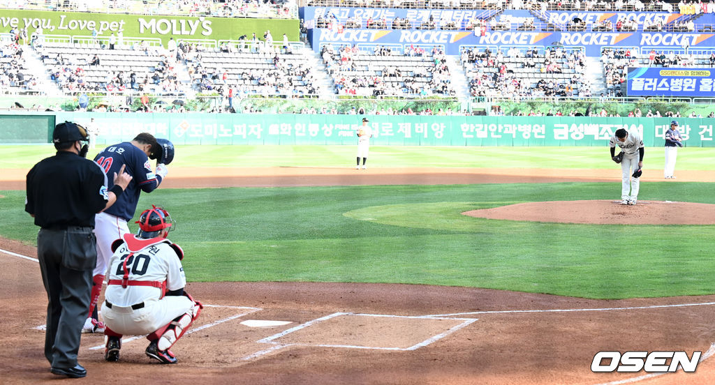 이대호 첫 타석때 모자 벗어 인사하는 김광현