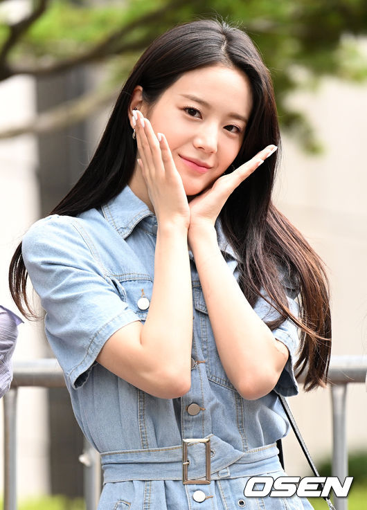 15일 오전 서울 여의도 KBS에서 '뮤직뱅크' 녹화가 진행됐다.걸그룹 프로미스나인 장규리가 녹화에 들어서며 팬들과 취재진을 향해 포즈를 취하고 있다. 2022.07.15 / dreamer@osen.co.kr