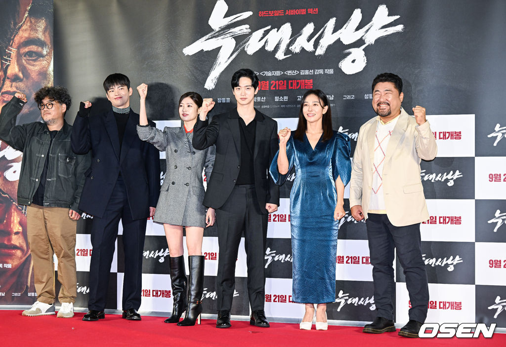 29일 오전 서울 용산아이파크몰 내 용산 CGV에서 영화 '늑대사냥'(감독 김홍선) 제작보고회가 진행됐다. '늑대사냥'은 극악무도한 범죄자들을 태평양에서 한국까지 이송해야 하는 상황 속, 지금껏 보지 못한 극한 상황에 처하게 되는 하드보일드 서바이벌 액션으로 오는 9월 21일 개봉 예정이다. 김홍선 감독과 출연배우들이 포즈를 취하고 있다. 2022.08.29 / soul1014@osen.co.kr