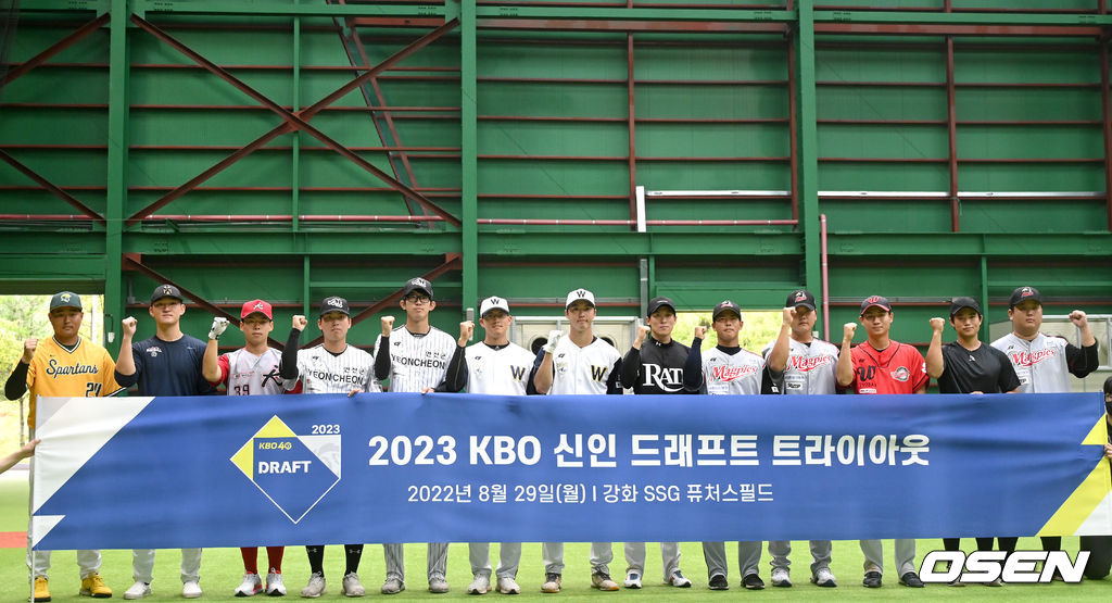 29일 인천 강화군 SSG퓨처스필드에서 ’2023 KBO 신인 드래프트 트라이아웃’이 열렸다.참가자들이 트라이아웃을 앞두고 모두 모여 기념촬영을 하고 있다. 2022.08.29 / dreamer@osen.co.kr