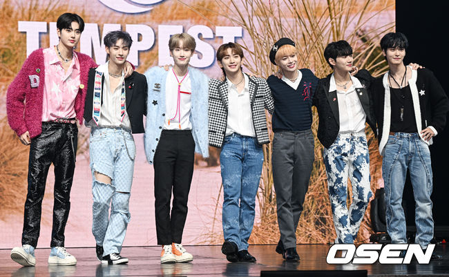 29일 오후 서울 광진구 예스24 라이브홀에서 그룹 템페스트(TEMPEST) 두 번째 미니앨범 '샤이닝 업'(SHINING UP)쇼케이스가 진행됐다.<br /><br />신보 '샤이닝 업'은 시간이 흘러도 변하지 않는 '빛'을 주제로 끝도 없이 반짝이는 청춘의 에너지와 감성을 담은 앨범으로, 여름에 피어난 사랑과 희망을 노래한다. 타이틀곡 '캔 스탑 샤이닝'(Can’t Stop Shining)은 청량한 분위기의 댄스 팝 곡으로 감성적이고 다이내믹한 보컬 멜로디와 랩이 듣는 재미를 더한다. <br /><br />그룹 템페스트가 포즈를 취하고 있다. 2022.08.29 / soul1014@osen.co.kr<br />