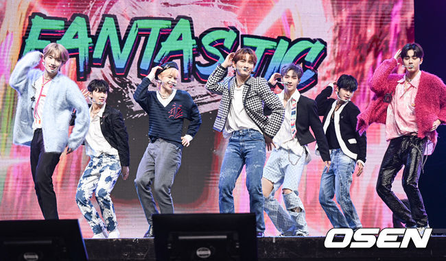 29일 오후 서울 광진구 예스24 라이브홀에서 그룹 템페스트(TEMPEST) 두 번째 미니앨범 '샤이닝 업'(SHINING UP)쇼케이스가 진행됐다.<br /><br />신보 '샤이닝 업'은 시간이 흘러도 변하지 않는 '빛'을 주제로 끝도 없이 반짝이는 청춘의 에너지와 감성을 담은 앨범으로, 여름에 피어난 사랑과 희망을 노래한다. 타이틀곡 '캔 스탑 샤이닝'(Can’t Stop Shining)은 청량한 분위기의 댄스 팝 곡으로 감성적이고 다이내믹한 보컬 멜로디와 랩이 듣는 재미를 더한다. <br /><br />템페스트가 멋진 무대를 펼치고 있다. 2022.08.29 / soul1014@osen.co.kr<br />