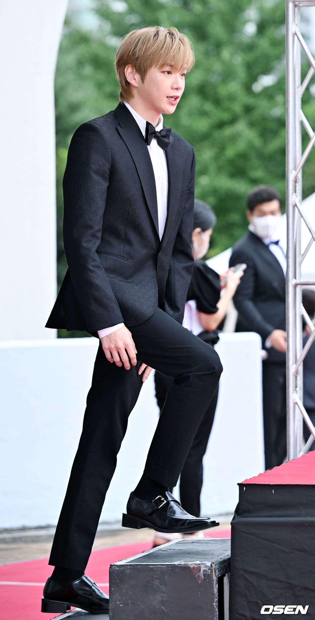 25일 오후 서울 송파구 잠실종합운동장 학생체육관에서 '2022 K 글로벌 하트 드림 어워즈' (2022 K GLOBAL HEART DREAM AWARDS) 레드카펫 행사가 진행됐다. 무대 위로 강다니엘이 포토타임을 위해 입장하고 있다. 2022.08.25 /rumi@osen.co.kr