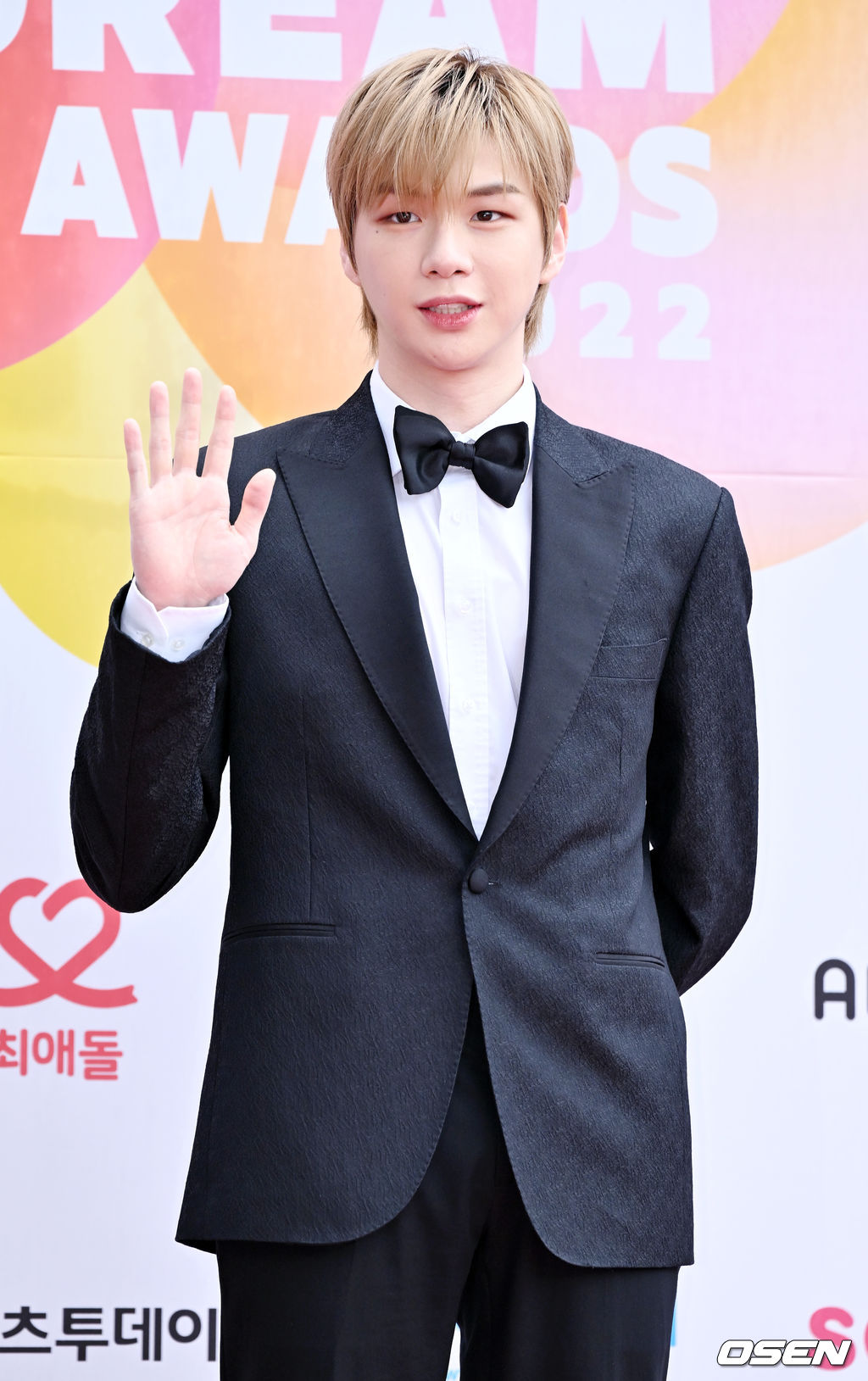 무대 위에서 강다니엘이 포토타임을 갖고 있다. 2022.08.25 /rumi@osen.co.kr