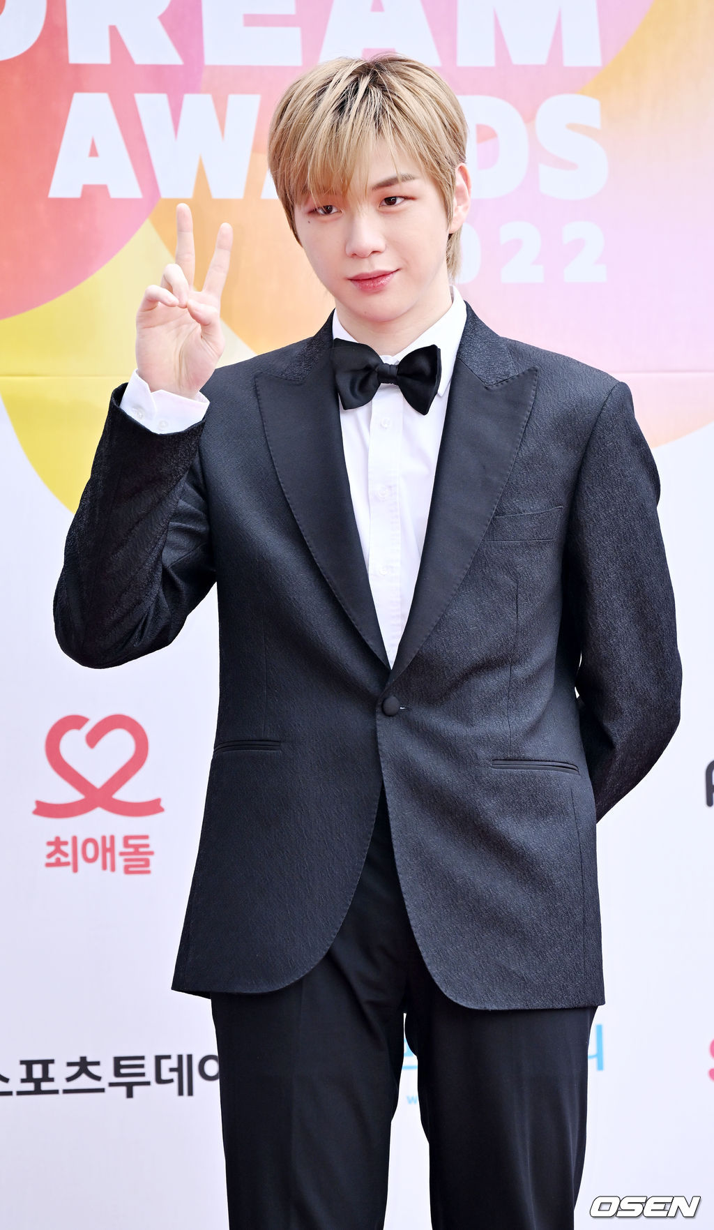 무대 위에서 강다니엘이 포토타임을 갖고 있다. 2022.08.25 /rumi@osen.co.kr