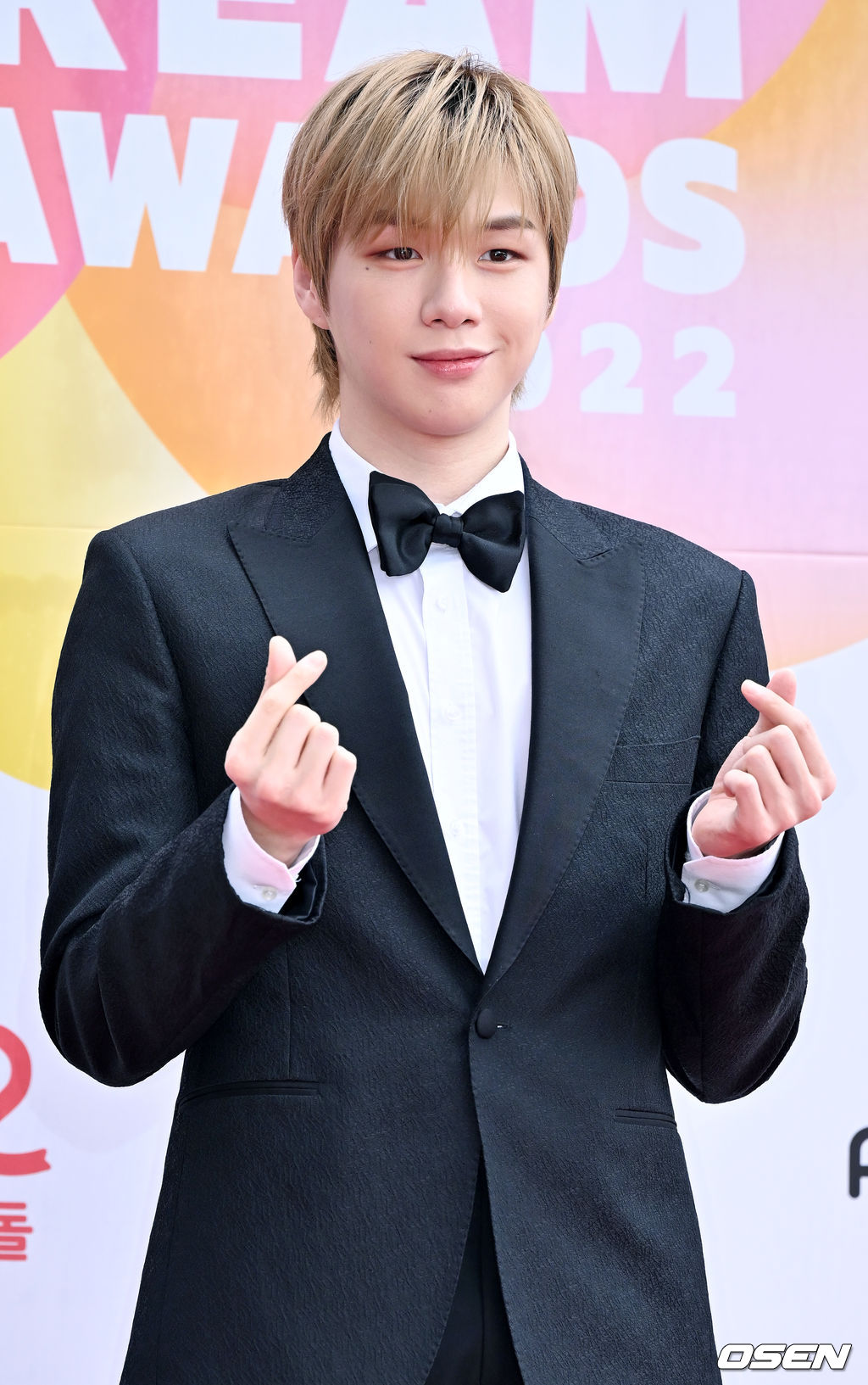 무대 위에서 강다니엘이 포토타임을 갖고 있다. 2022.08.25 /rumi@osen.co.kr