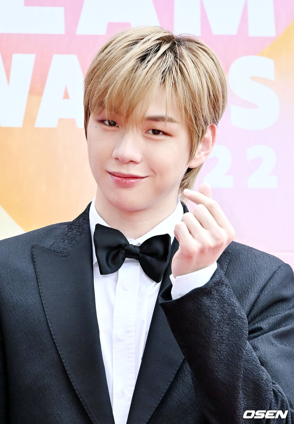 무대 위에서 강다니엘이 포토타임을 갖고 있다. 2022.08.25 /rumi@osen.co.kr