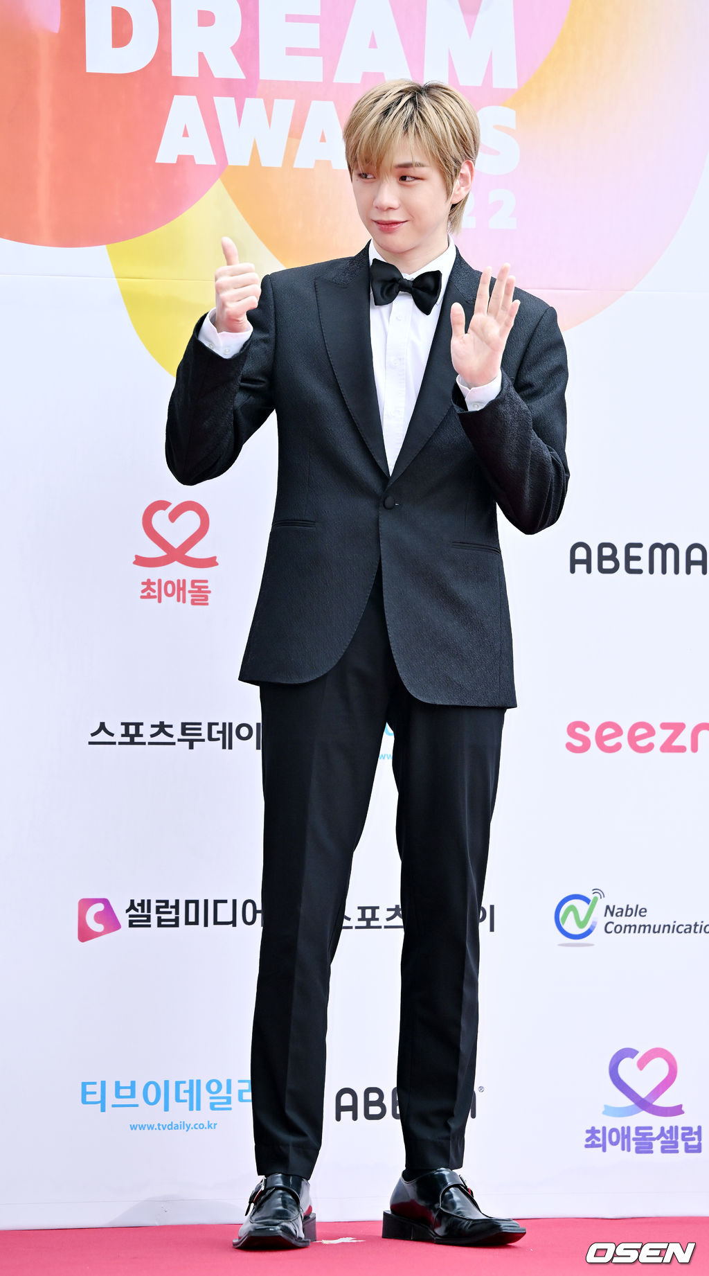 무대 위에서 강다니엘이 포토타임을 갖던 중 MC 허경환의 말에 엄지손가락을 치켜들고 있다. 2022.08.25 /rumi@osen.co.kr