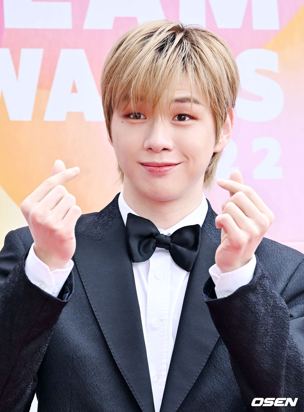 무대 위에서 강다니엘이 포토타임을 갖고 있다. 2022.08.25 /rumi@osen.co.kr