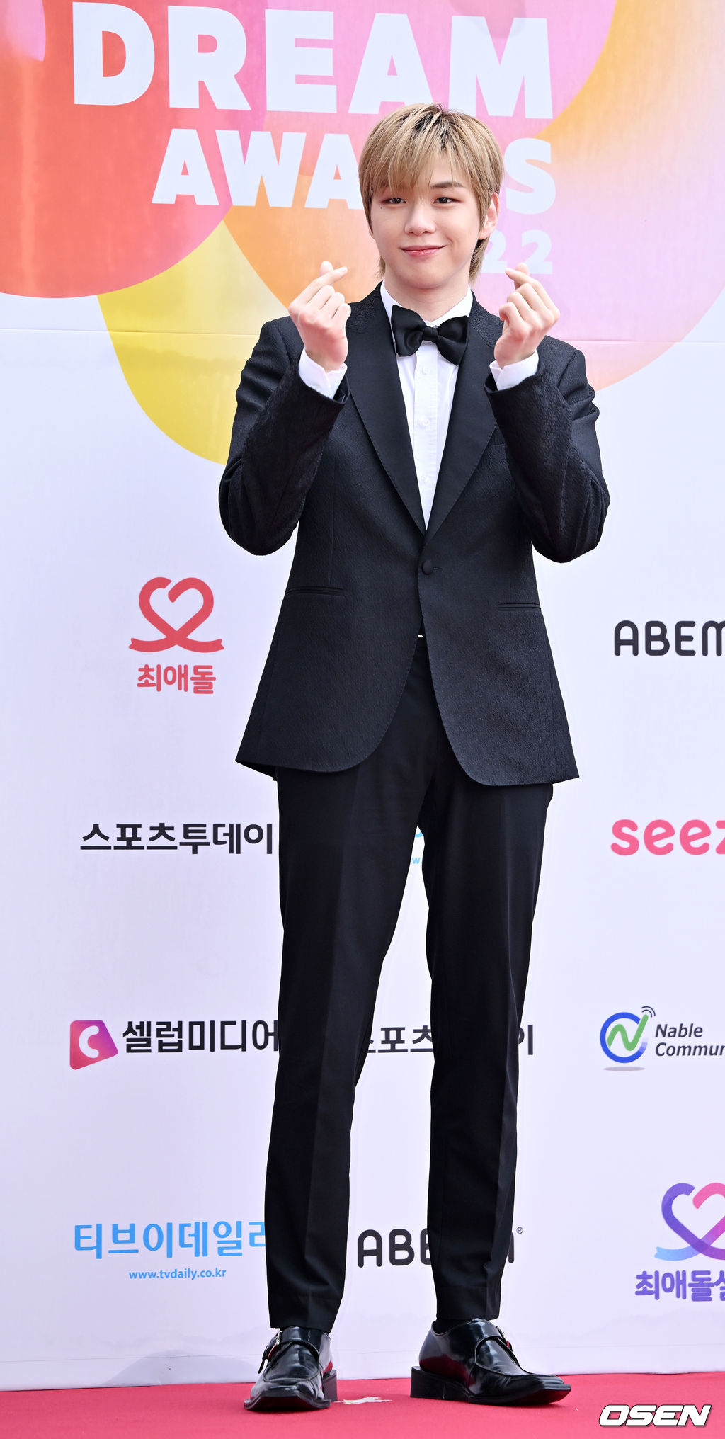 무대 위에서 강다니엘이 포토타임을 갖고 있다. 2022.08.25 /rumi@osen.co.kr