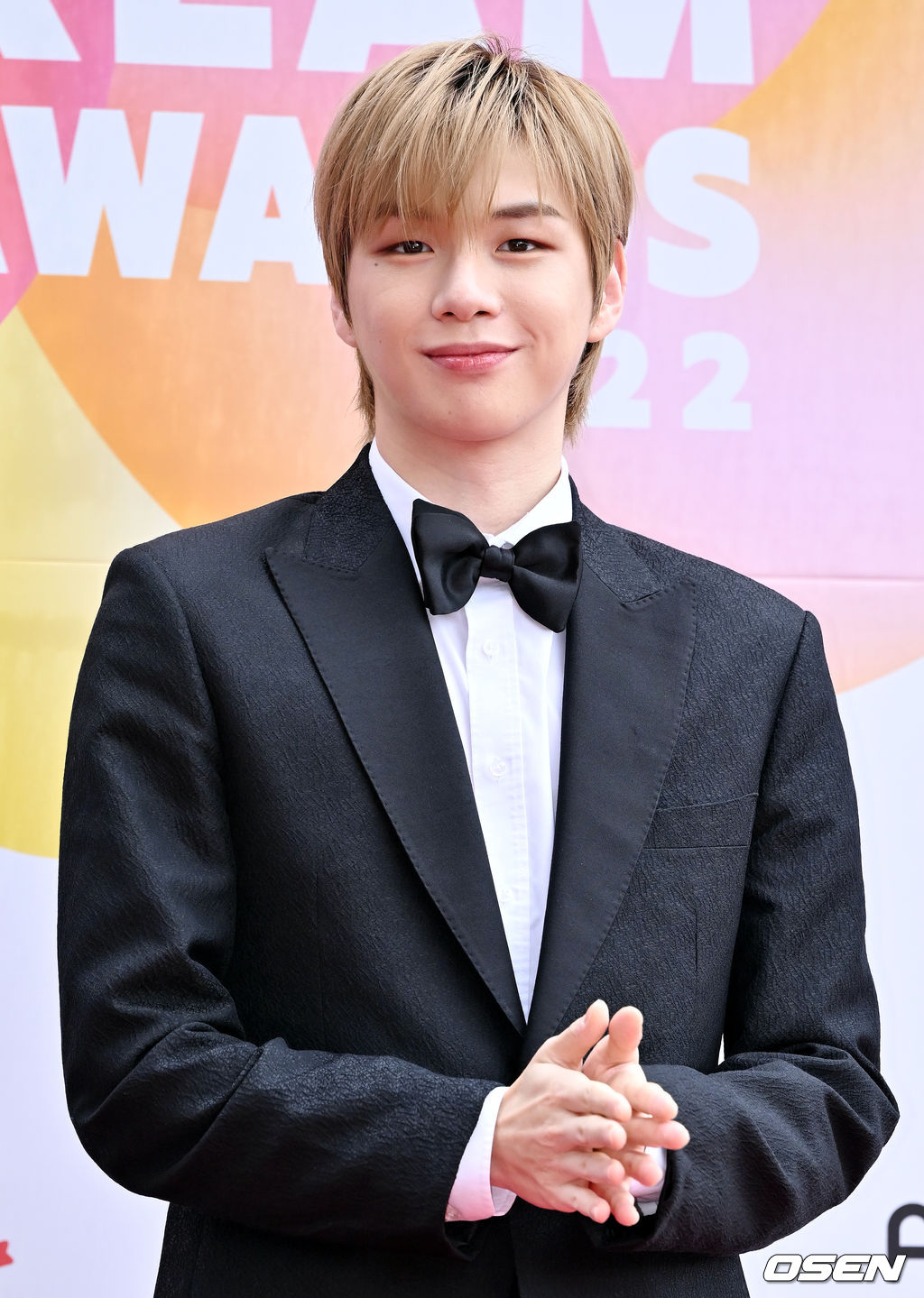 무대 위에서 강다니엘이 포토타임을 갖고 있다. 2022.08.25 /rumi@osen.co.kr