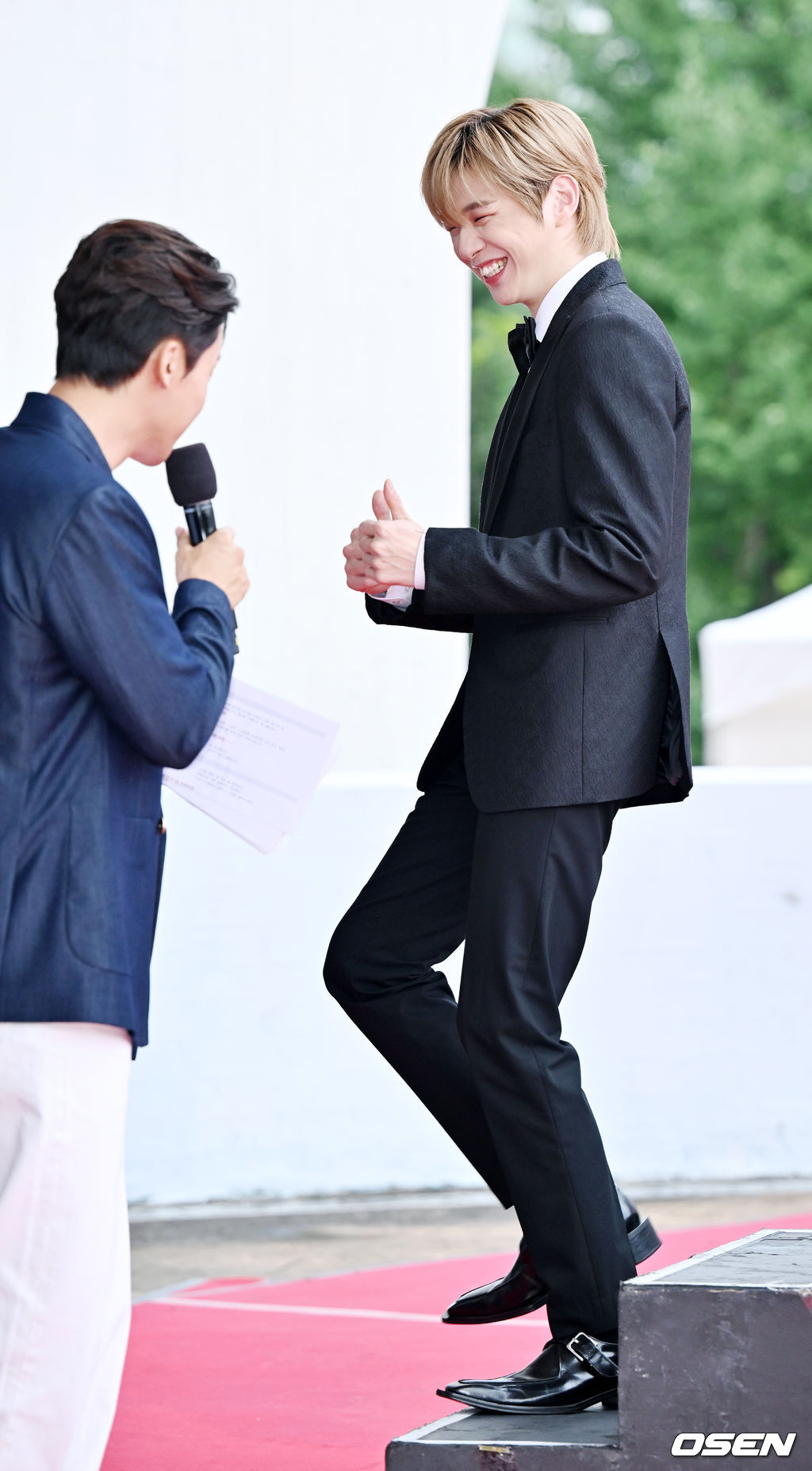 강다니엘이 포토타임을 마친 후 MC 허경환의 말에 엄지손가락을 치켜들며 미소짓고 있다. 2022.08.25 /rumi@osen.co.kr