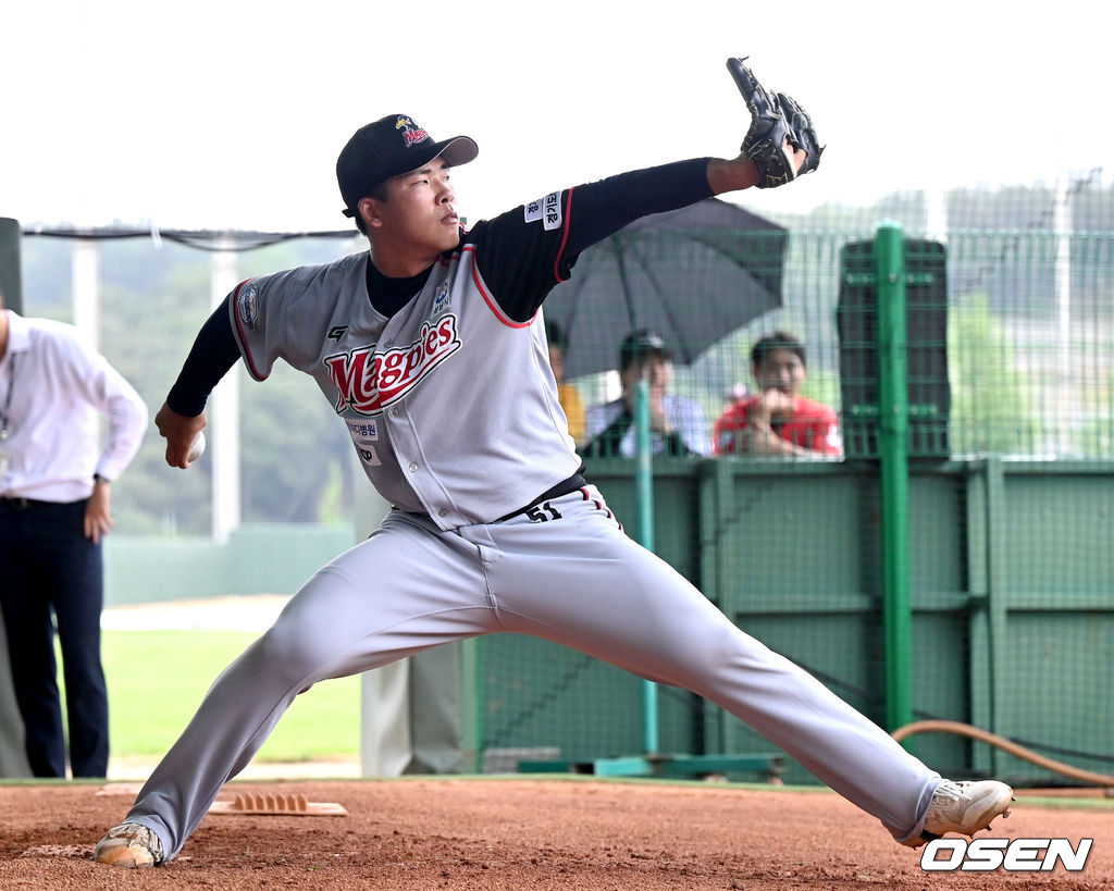 29일 인천 강화군 SSG퓨처스필드에서 ’2023 KBO 신인 드래프트 트라이아웃’이 열렸다.김민종이 트라이아웃에 참가해 힘차게 공을 뿌리고 있다. 2022.08.29 / dreamer@osen.co.kr