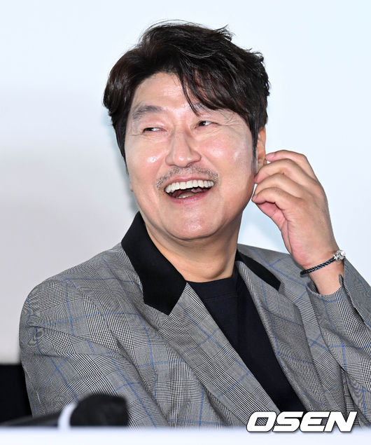 영화 '비상선언(감독 한재림)' 언론시사회가 25일 오후 서울 강남구 메가박스 코엑스에서 열렸다.배우 송강호, 이병헌, 전도연, 김남길, 임시완, 김소진, 박해준이 ‘출연하는 영화 비상선언'은 사상 초유의 항공 테러로 무조건적 착륙을 선포한 비행기와 재난에 맞서는 사람들의 이야기. 오는 8월 3일 개봉한다.배우 송강호가 질의응답 시간 중 미소를 짓고 있다. 2022.07.25 /cej@osen.co.kr