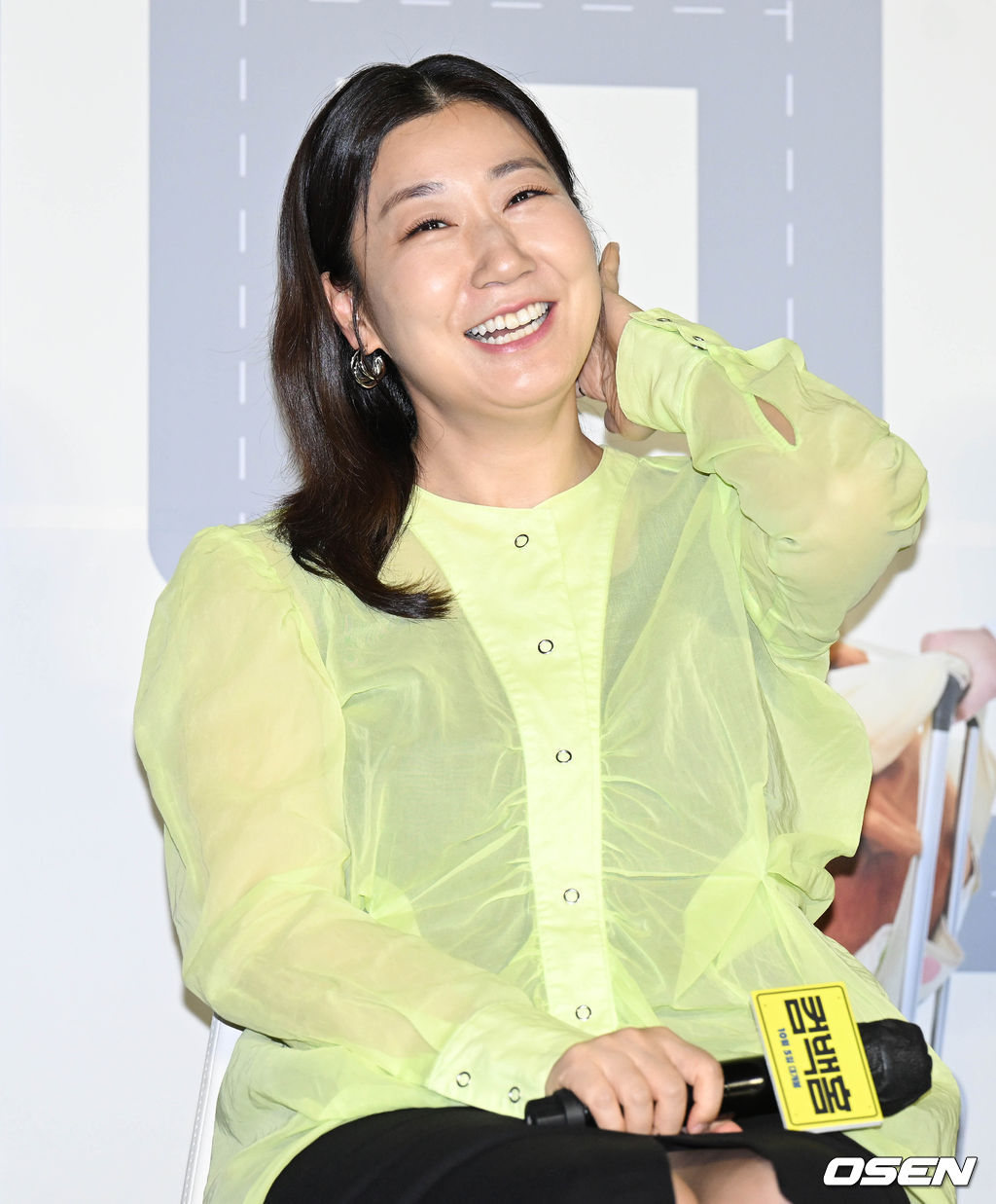 30일 오전 서울 광진구 롯데시네마 건대입구에서 영화 ‘컴백홈(감독 이연우)’ 제작보고회가 열렸다.  '컴백홈'은 모든 것을 잃고 15년 만에 고향으로 내려오게 된 무명 개그맨 기세(송새벽 분)가 거대 조직의 보스가 되면서 벌어지는 이야기를 그린 작품이다. 10월 5일 개봉 예정.  배우 라미란이 질의 응답 시간을 갖고 있다. 2022.08.30 /cej@osen.co.kr