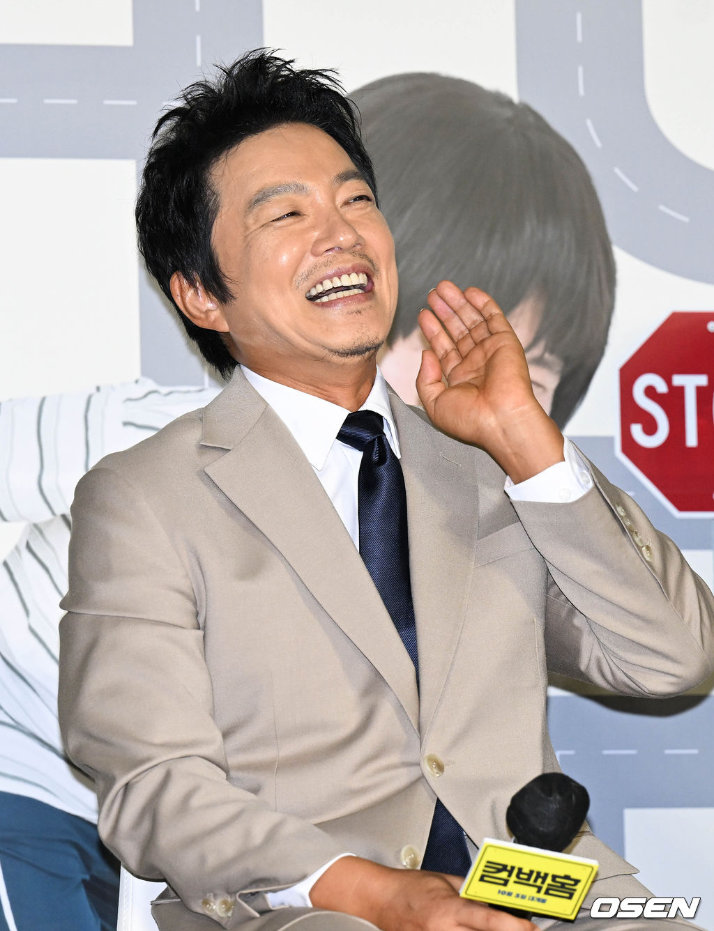 30일 오전 서울 광진구 롯데시네마 건대입구에서 영화 ‘컴백홈(감독 이연우)’ 제작보고회가 열렸다.  '컴백홈'은 모든 것을 잃고 15년 만에 고향으로 내려오게 된 무명 개그맨 기세(송새벽 분)가 거대 조직의 보스가 되면서 벌어지는 이야기를 그린 작품이다. 10월 5일 개봉 예정.  배우 이범수가 질의응답 시간을 갖고 있다. 2022.08.30 /cej@osen.co.kr