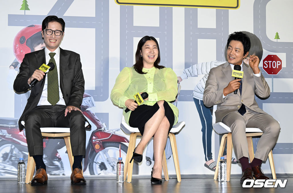 30일 오전 서울 광진구 롯데시네마 건대입구에서 영화 ‘컴백홈(감독 이연우)’ 제작보고회가 열렸다.  '컴백홈'은 모든 것을 잃고 15년 만에 고향으로 내려오게 된 무명 개그맨 기세(송새벽 분)가 거대 조직의 보스가 되면서 벌어지는 이야기를 그린 작품이다. 10월 5일 개봉 예정.  배우 송새벽, 라미란, 이범수가 질의응답 시간을 갖고 있다. 2022.08.30 /cej@osen.co.kr