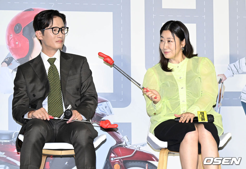 30일 오전 서울 광진구 롯데시네마 건대입구에서 영화 ‘컴백홈(감독 이연우)’ 제작보고회가 열렸다.  '컴백홈'은 모든 것을 잃고 15년 만에 고향으로 내려오게 된 무명 개그맨 기세(송새벽 분)가 거대 조직의 보스가 되면서 벌어지는 이야기를 그린 작품이다. 10월 5일 개봉 예정.  배우 송새벽, 라미란이 질의응답 시간을 갖고 있다. 2022.08.30 /cej@osen.co.kr