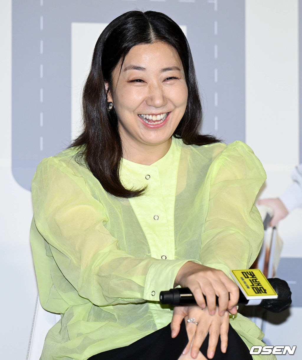 30일 오전 서울 광진구 롯데시네마 건대입구에서 영화 ‘컴백홈(감독 이연우)’ 제작보고회가 열렸다.  '컴백홈'은 모든 것을 잃고 15년 만에 고향으로 내려오게 된 무명 개그맨 기세(송새벽 분)가 거대 조직의 보스가 되면서 벌어지는 이야기를 그린 작품이다. 10월 5일 개봉 예정.  배우 라미란이 질의응답 시간을 갖고 있다. 2022.08.30 /cej@osen.co.kr