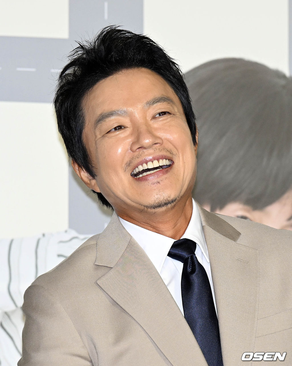 30일 오전 서울 광진구 롯데시네마 건대입구에서 영화 ‘컴백홈(감독 이연우)’ 제작보고회가 열렸다.  '컴백홈'은 모든 것을 잃고 15년 만에 고향으로 내려오게 된 무명 개그맨 기세(송새벽 분)가 거대 조직의 보스가 되면서 벌어지는 이야기를 그린 작품이다. 10월 5일 개봉 예정.  배우 이범수가 질의응답 시간을 갖고 있다. 2022.08.30 /cej@osen.co.kr