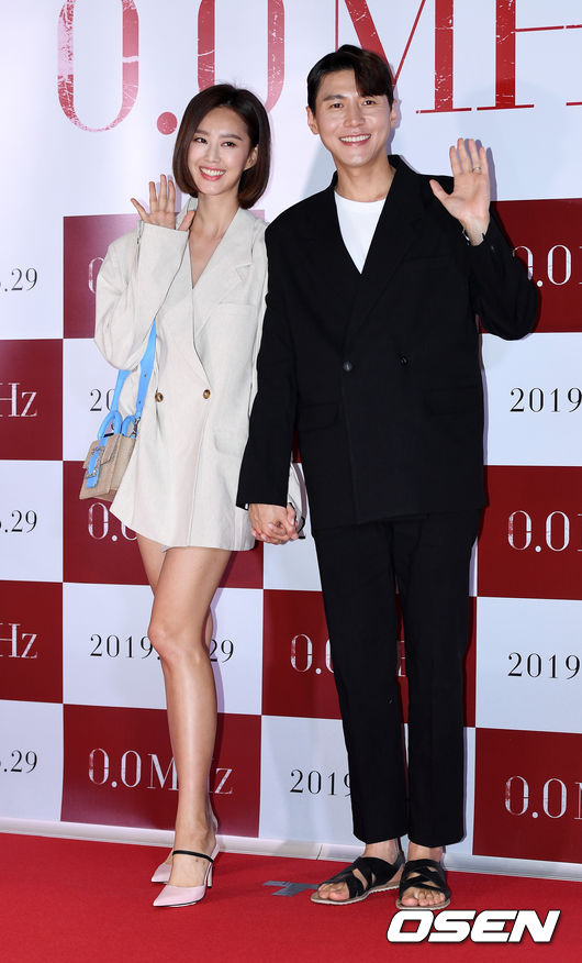 배우 송재희와 지소연이 VIP시사회에 입장하며 포즈를 취하고 있다. /hyun309@osen.co.kr