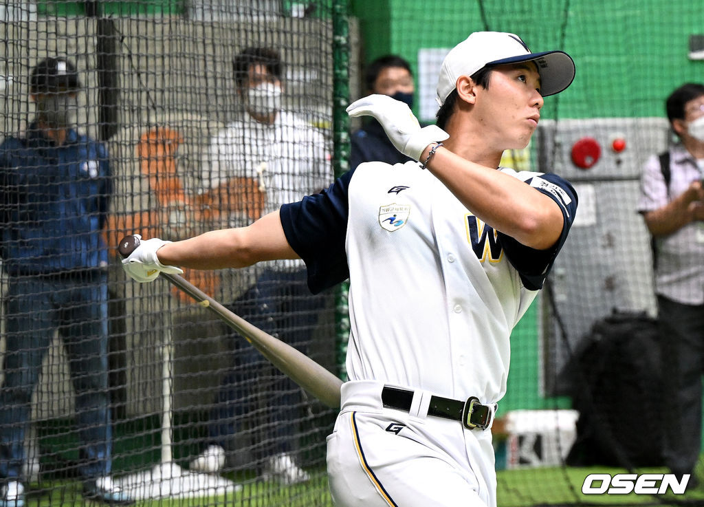 29일 인천 강화군 SSG퓨처스필드에서 ’2023 KBO 신인 드래프트 트라이아웃’이 열렸다.손정빈이 트라이아웃에 참가해 프리배팅을 펼치고 있다. 2022.08.29 / dreamer@osen.co.kr