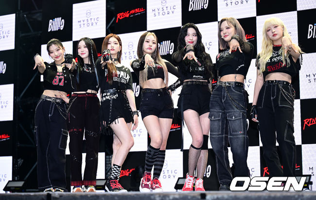 31일 오후 서울 광진구 예스24라이브홀에서 빌리(시윤·수현·츠키·션·하람·문수아·하루나) 세 번째 미니앨범 'the Billage of perception: chapter two (더 빌리지 오브 퍼셉션: 챕터 투)' 발매 기념 쇼케이스가 열렸다.<br /><br />그룹 빌리카 포토타임을 가지고 있다. 2022.08.31 /sunday@osen.co.kr
