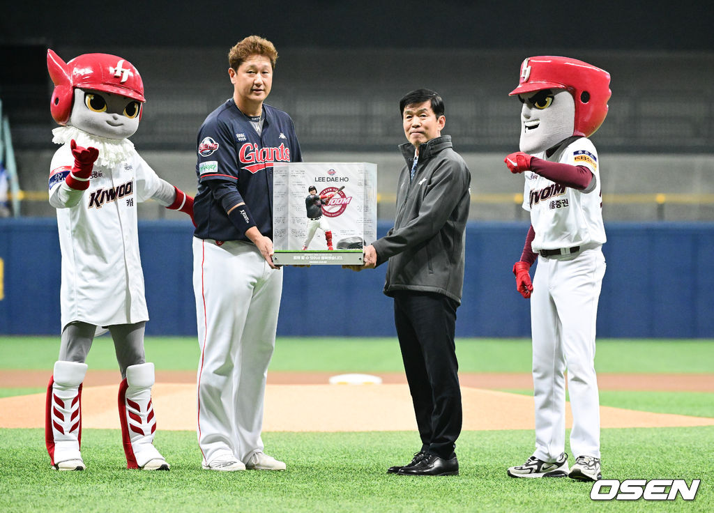 31일 오후 서울 고척스카이돔에서 ‘2022 신한은행 SOL KBO리그’ 키움 히어로즈와 롯데 자이언츠의 경기가 진행됐다.이대호 은퇴투어 기념식에서 롯데 이대호가 피규어 선물을 전달받고 있다.  2022.08.31 / soul1014@osen.co.kr