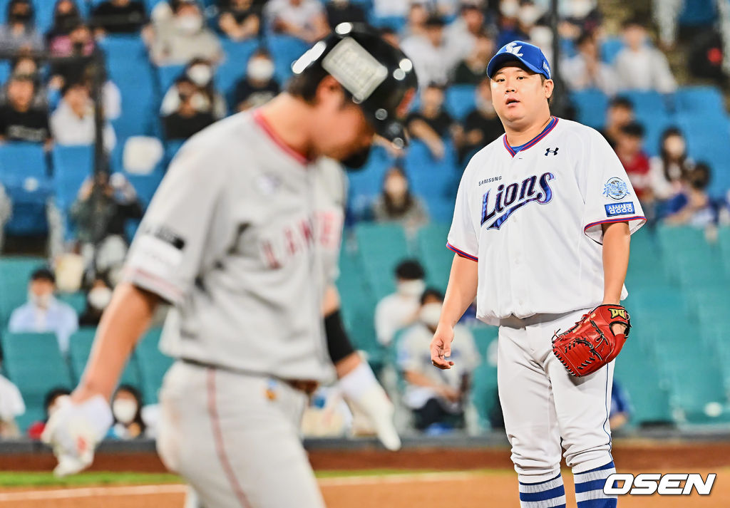 31일 대구 삼성라이온즈파크에서 ‘2022 신한은행 SOL KBO리그’ 삼성 라이온즈와 SSG 랜더스의 경기가 열렸다. 삼성 라이온즈 이승현이 8회초 몸에 맞는 볼로 1루에 나가는 SSG 랜더스 최정을 바라보고 있다. 2022.08.31 / foto0307@osen.co.kr