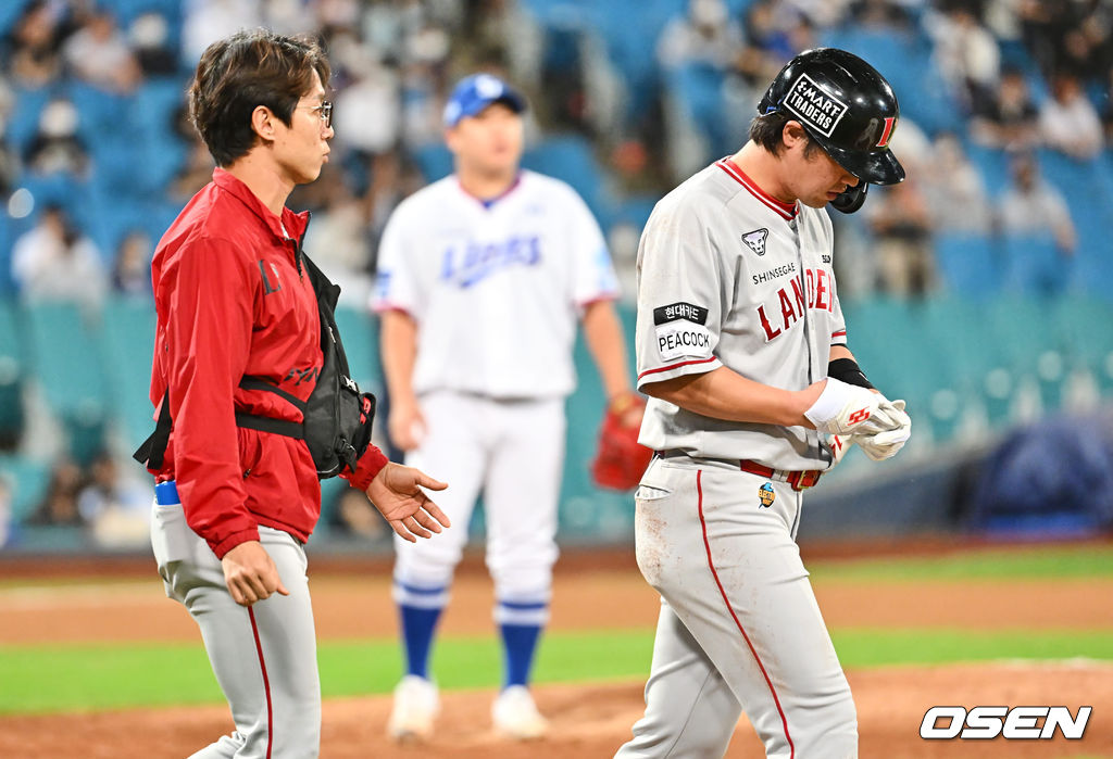 31일 대구 삼성라이온즈파크에서 ‘2022 신한은행 SOL KBO리그’ 삼성 라이온즈와 SSG 랜더스의 경기가 열렸다. SSG 랜더스 최정이 8회초 삼성 라이온즈 이승현의 투구에 맞고 다리를 만지며 1루로 걸어 나가고 있다. 2022.08.31 / foto0307@osen.co.kr