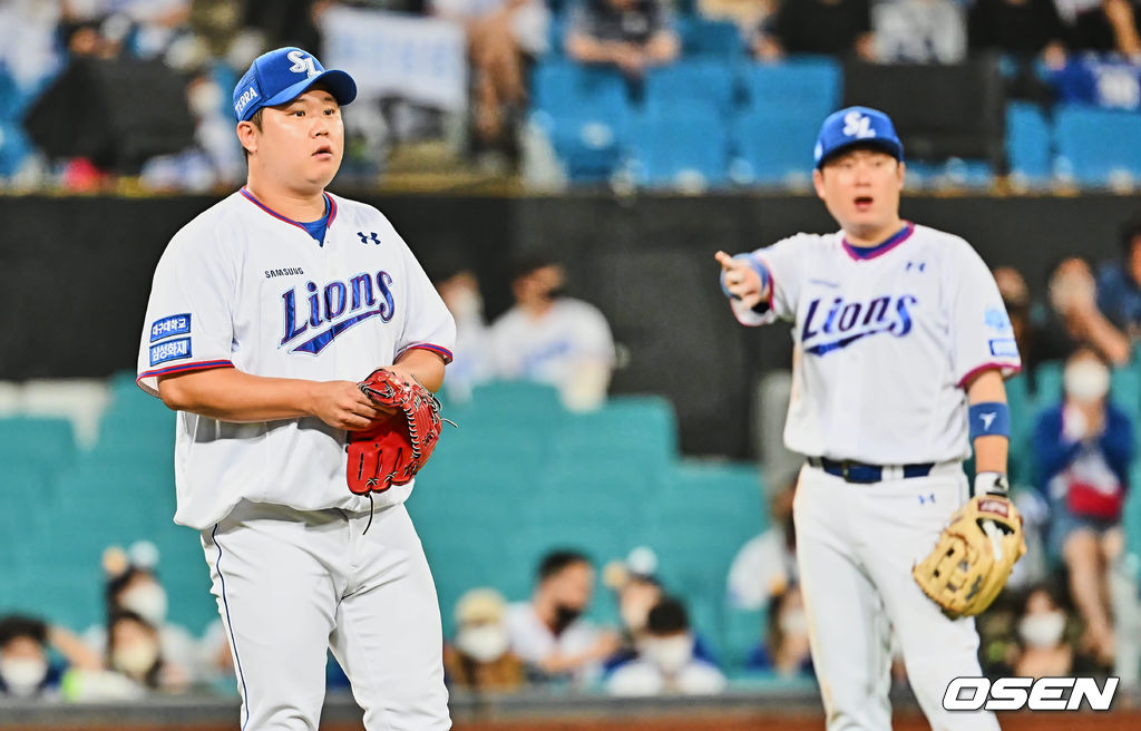 31일 대구 삼성라이온즈파크에서 ‘2022 신한은행 SOL KBO리그’ 삼성 라이온즈와 SSG 랜더스의 경기가 열렸다. 삼성 라이온즈 이승현이 8회초 SSG 랜더스 최정에 몸에 맞는 볼을 던지고 교체되며 최정을 바라보고 있다. 2022.08.31 / foto0307@osen.co.kr