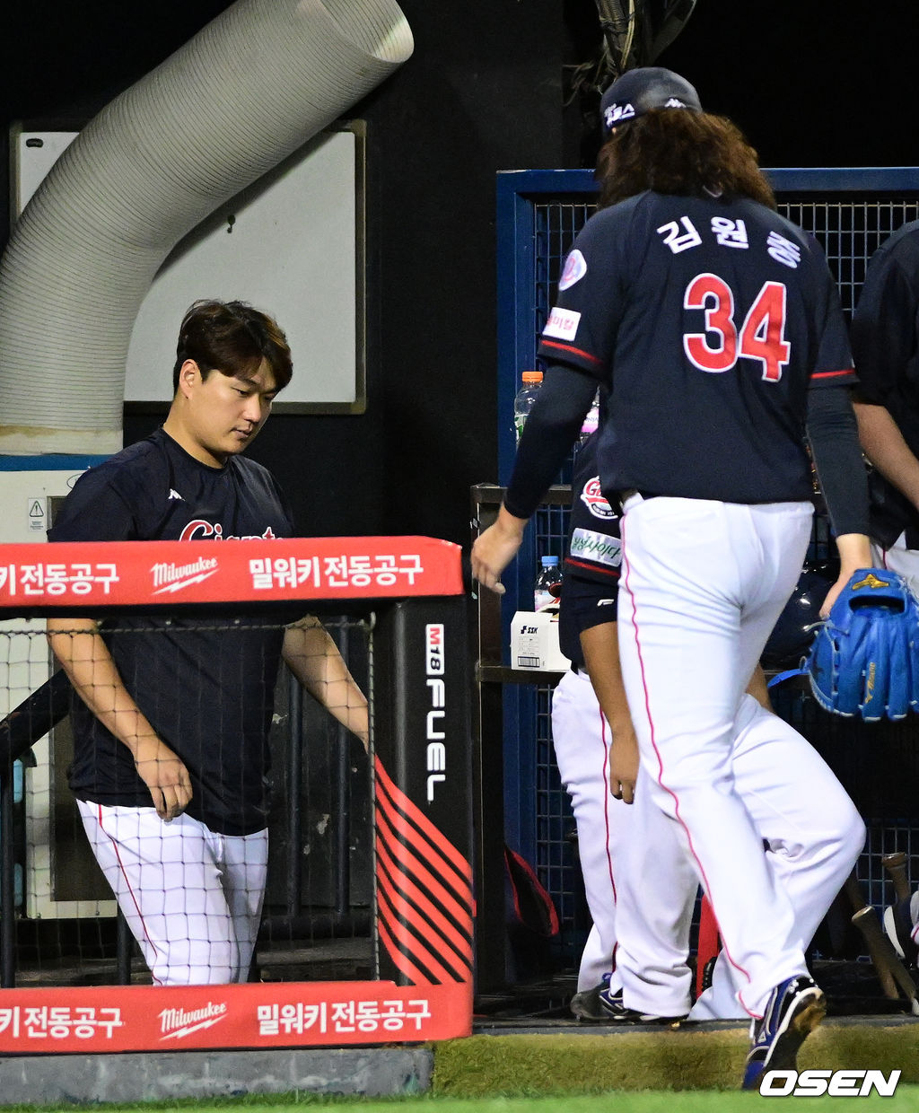 두산이 극적으로 연패를 탈출했다.두산은 1일 서울 잠실구장에서 열린 ‘2022 신한은행 SOL KBO리그’ 정규시즌 롯데와의 경기에서 9회말 양석환의 끝내기 안타로 2-1 승리를 거뒀다.경기를 마치고 롯데 나균안과 김원중이 끝내기 패배에 아쉬워하고 있다. 2022.09.01 /jpnews@osen.co.kr